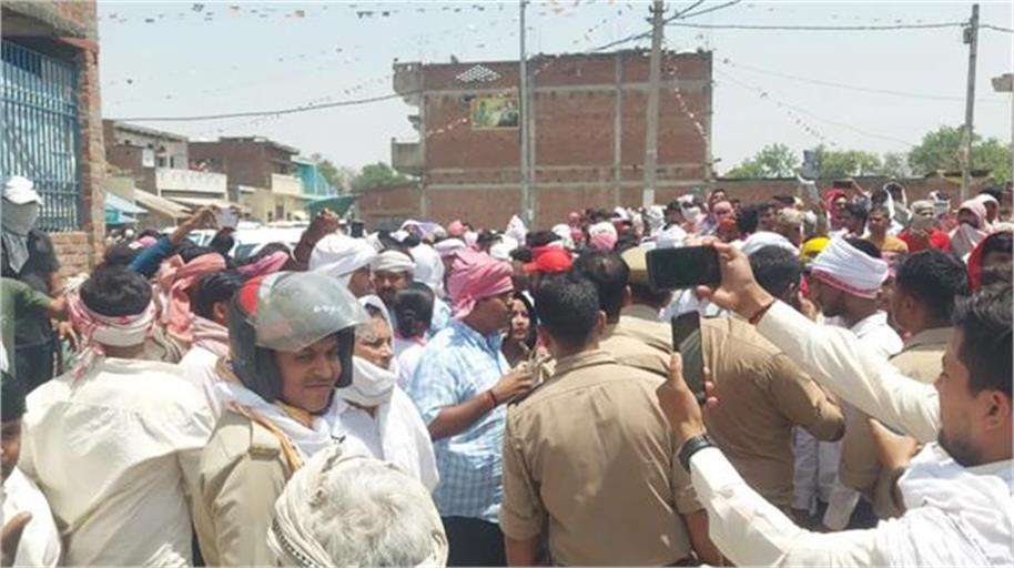 Summer Express - गाजीपुर में बवाल: सपा प्रतिनिधिमंडल पर पथराव, पुलिसकर्मी घायल