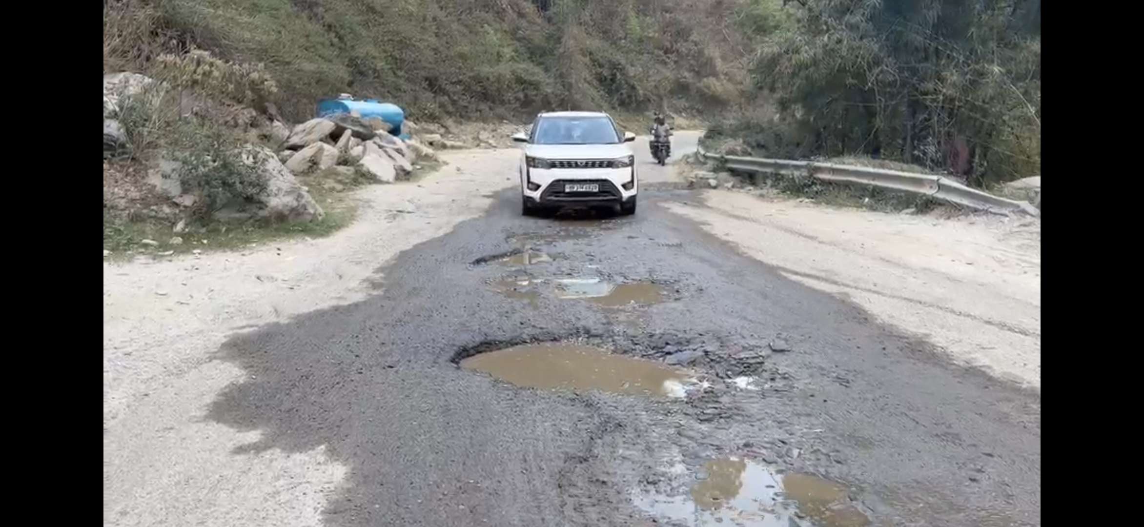 Summer Express - आईआईटी मार्ग बदहाल: गड्ढों और धसी सड़क से मंडी–कुल्लू सफर हुआ मुश्किल