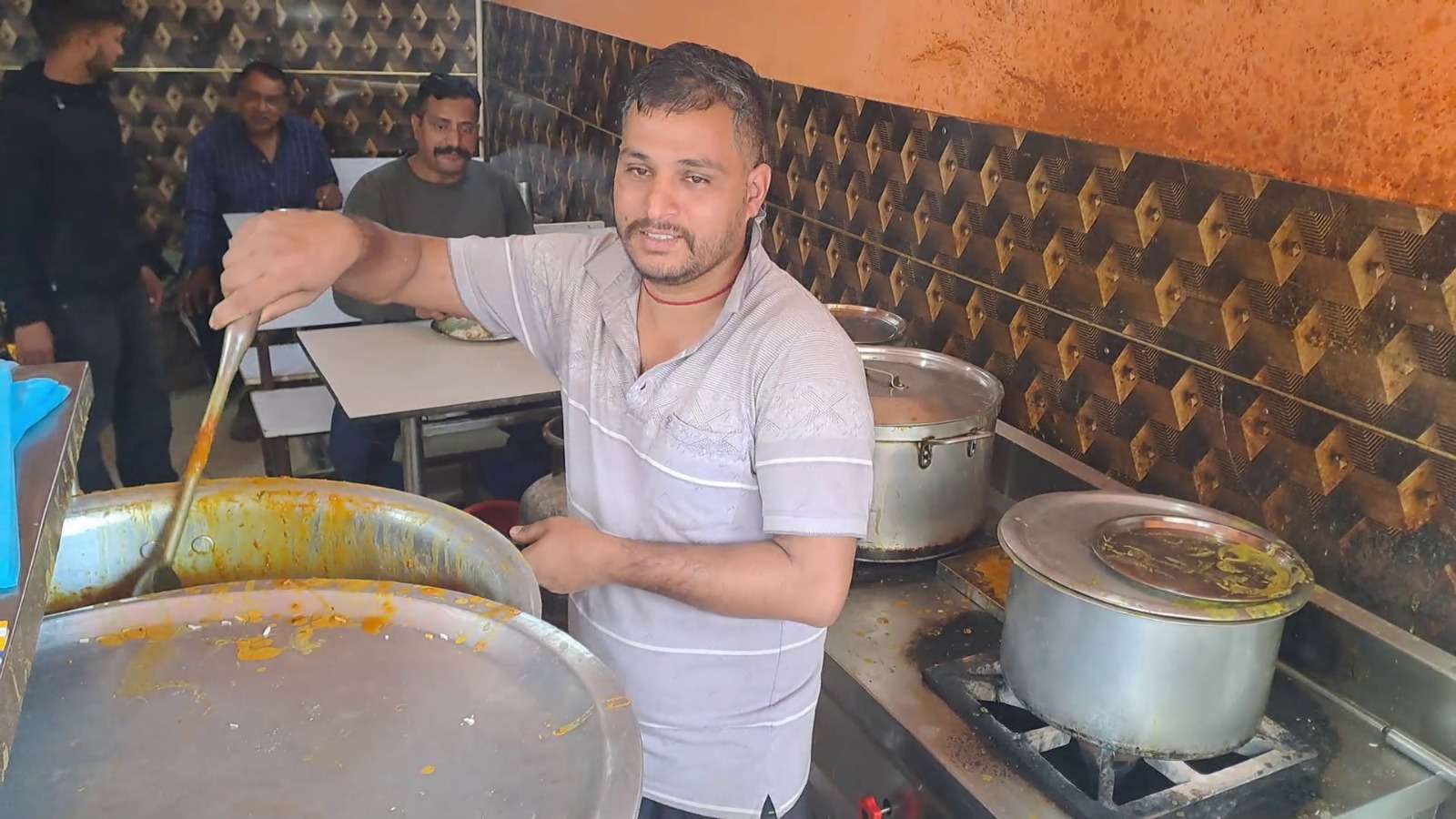 Summer Express - कमर्शियल एलपीजी गैस सिलेंडर के दाम बढ़ने पर मंडी के होटल ब ढ़ाबा संचालकों ने दी अपनी प्रतिकिया