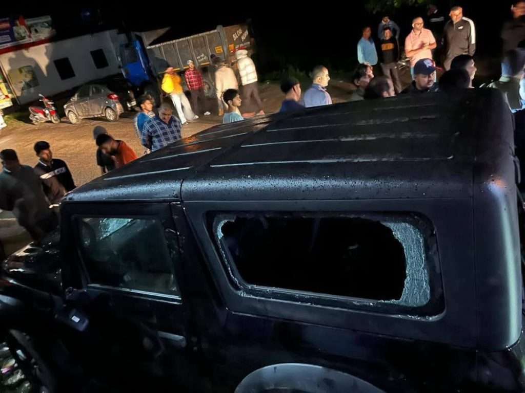 Summer Express - थुरल में चलती बस पर हमला: चाकू से वार और फायरिंग से फैली दहशत, तीन आरोपी गिरफ्तार