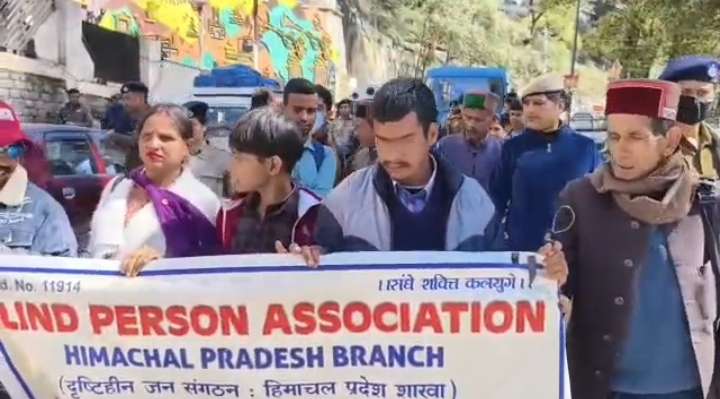 Summer Express - बिलासपुर में न्याय की मांग को लेकर युवक का धरना, प्रशासन के आश्वासन पर खत्म हुआ प्रदर्शन