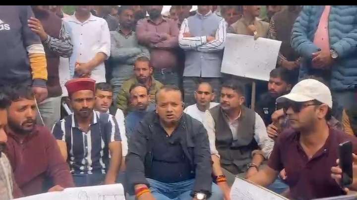 Summer Express - NH-154A की बदहाल हालत पर गरजी भाजपा, भरमौर में विधायक डॉ. जनक राज की अगुवाई में चक्का जाम