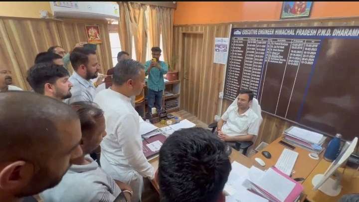Summer Express - धर्मपुर में बंद सड़क पर सियासी गरमाहट: पूर्व मंत्री के बेटे ने पीडब्ल्यूडी कार्यालय में किया हंगामा