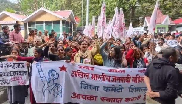 Summer Express - IGMC के बाहर महिलाओं का प्रदर्शन, KNH से गायनी वार्ड शिफ्ट करने पर बढ़ा विरोध