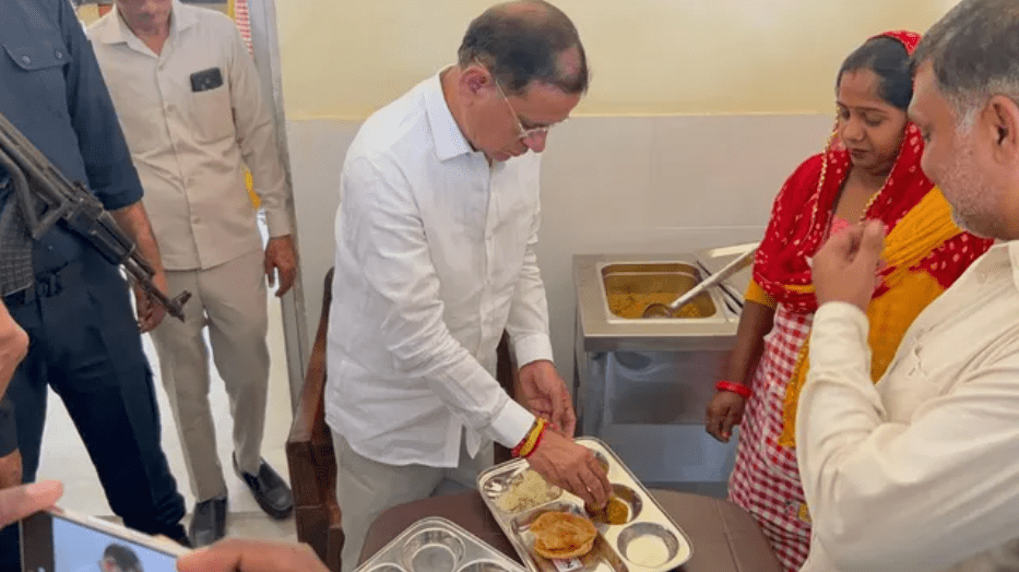 Summer Express - तिगांव अनाज मंडी पहुंचे मंत्री राजेश नागर, गेहूं के साथ कैंटीन भोजन की भी जांच