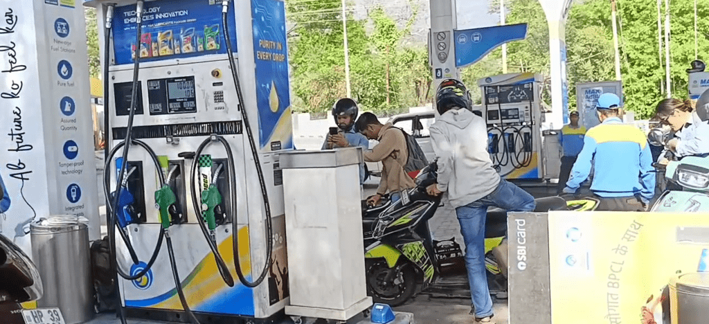 Summer Express - मिडल ईस्ट संकट का असर :  धर्मशाला में पेट्रोल-डीजल की किल्लत, पंप पर बिक्री सीमित