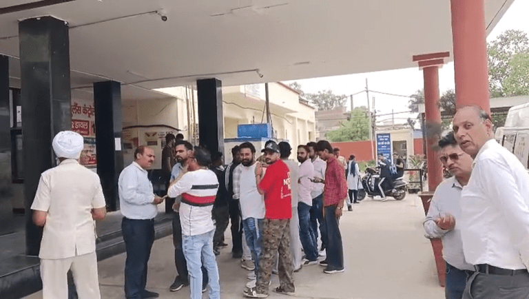 Summer Express - अंबाला में पार्किंग विवाद बना खूनी संघर्ष, चाकू हमले में 3 घायल