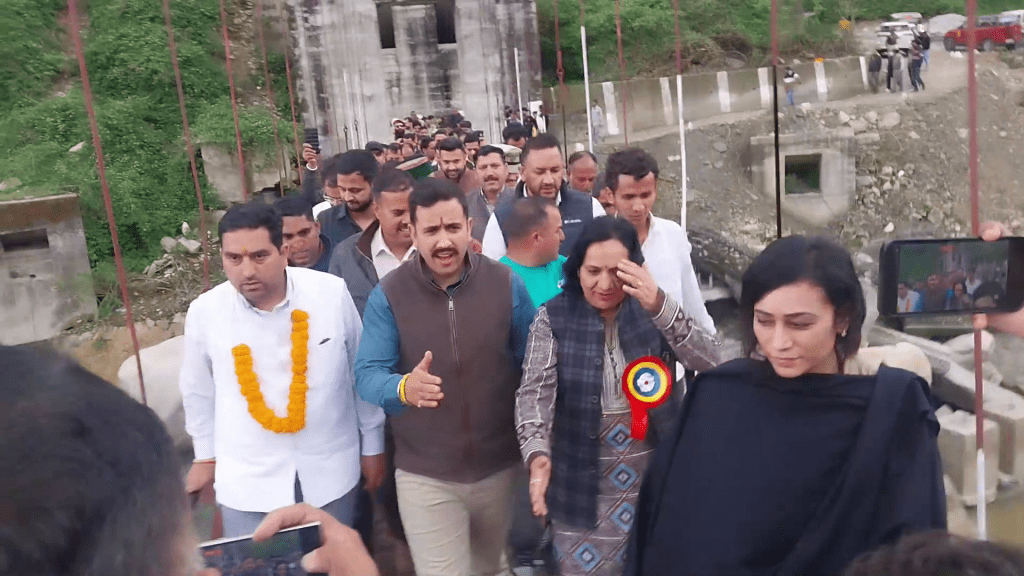 Summer Express - आपदा में बहा स्प्रेई पुल बनकर तैयार, लोक निर्माण विभाग मंत्री ने किया निरीक्षण