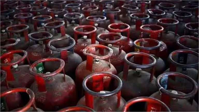 Summer Express - LPG उपभोक्ताओं के लिए अहम अपडेट: नए गैस कनेक्शन की प्रक्रिया धीमी, घर बैठे ऐसे करें कनेक्शन ट्रांसफर