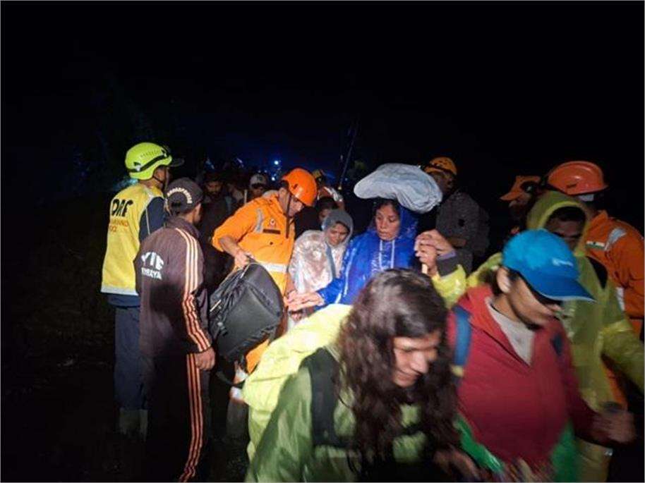 Summer Express - केदारनाथ मार्ग पर भारी भूस्खलन से मची अफरा-तफरी, SDRF-NDRF ने बचाए 10 हजार से ज्यादा श्रद्धालु
