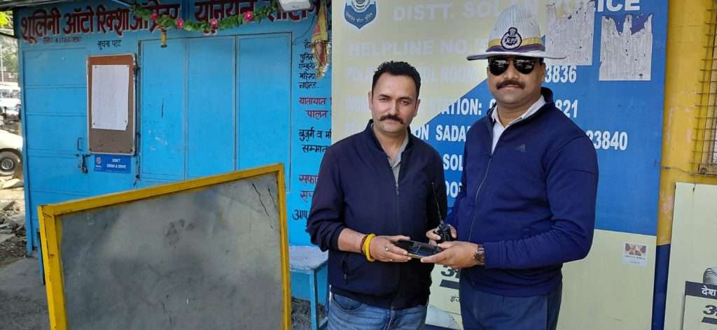 Summer Express - सोलन में ईमानदारी की मिसाल: ऑटो चालक और पुलिस ने मिलकर लौटाया ऑस्ट्रेलिया निवासी महिला का खोया आईफोन -15