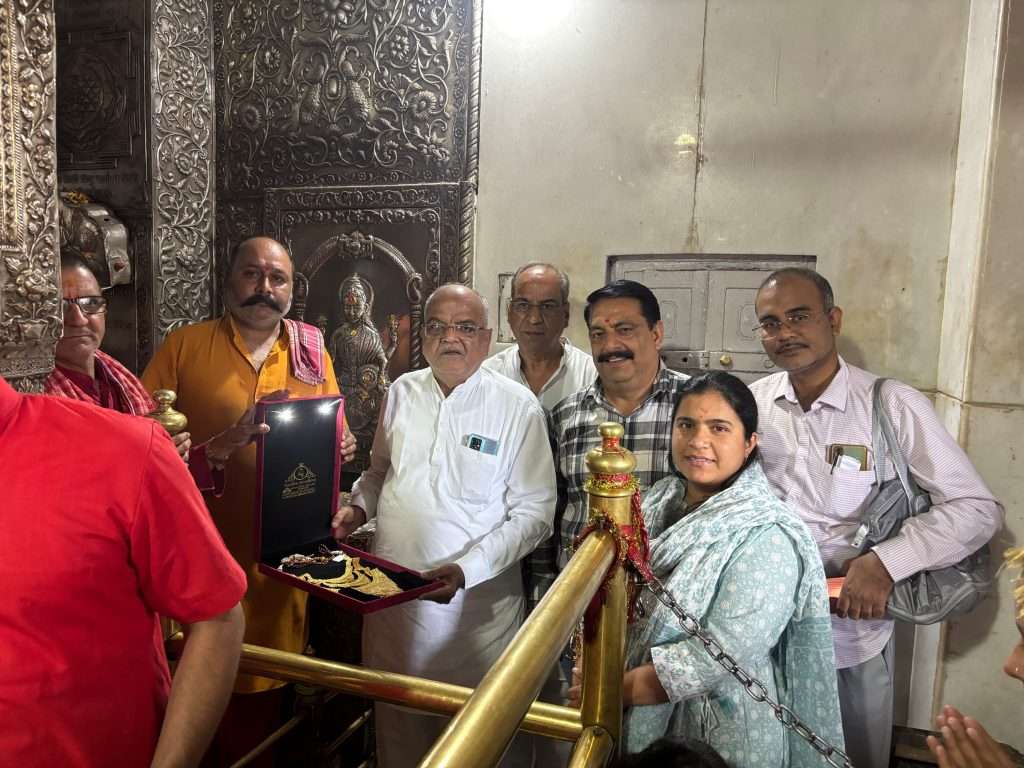 Summer Express - महाराष्ट्र के श्रद्धालुओं ने मां वज्रेश्वरी को चढ़ाया 100 ग्राम सोने का हार