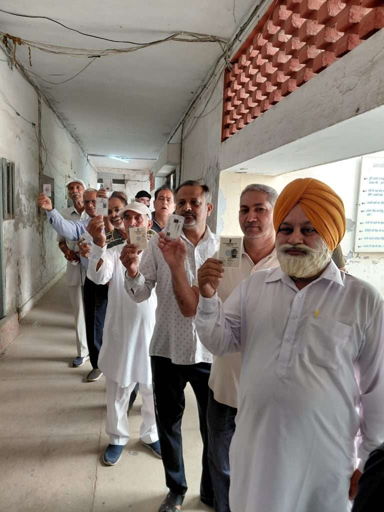 Summer Express - अंबाला में निकाय चुनाव को लेकर उत्साह, सुबह से मतदान केंद्रों पर लगी कतारें