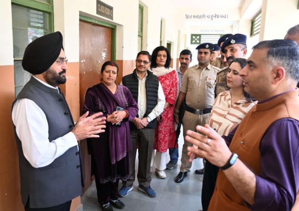Summer Express - मतदाता सूची पुनरीक्षण में पारदर्शिता पर जोर, चुनाव आयुक्त ने शोघी मतदान केंद्र का किया निरीक्षण