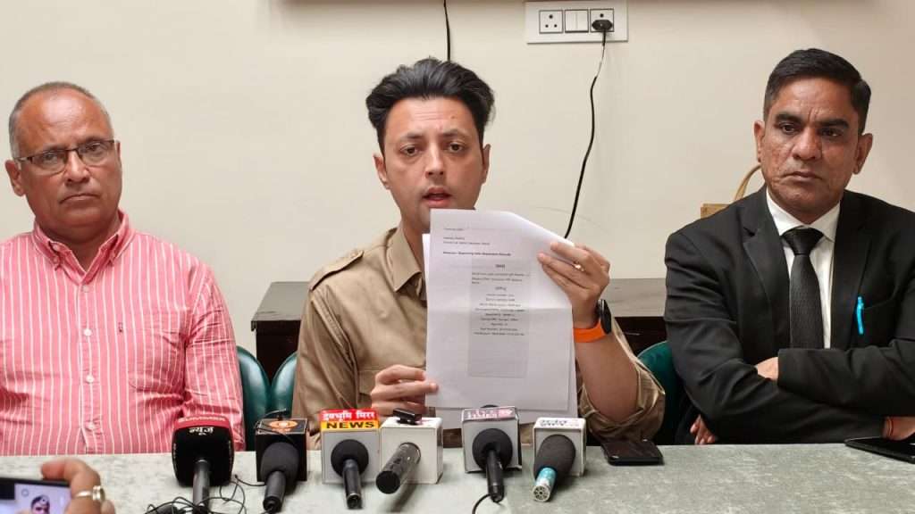 Summer Express - चुनाव आयोग की उल्लंघना कर रही कांग्रेस पार्टी की जिला अध्यक्षा चंपा ठाकुर,बनवा रखे हैं दो-दो वोटर कार्ड