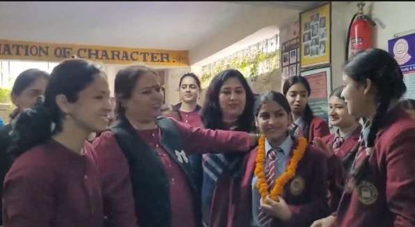 Summer Express - सोलन बीएल स्कूल की छात्रा प्राची मनासी ने  97.8% के साथ प्रदेश में छठा स्थान किया हासिल