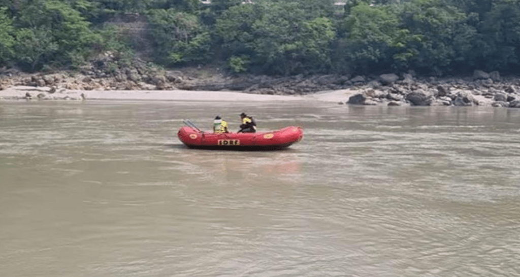 Summer Express - ऋषिकेश में गंगा किनारे फोटो खिंचवाते समय बह गए अमरोहा के दो युवक