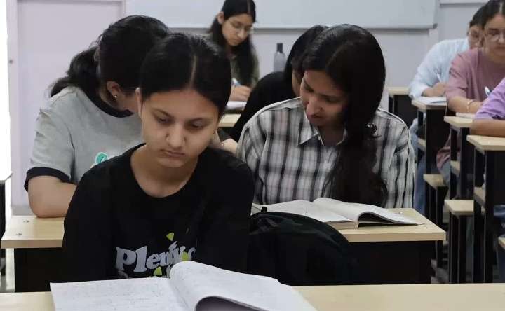 Summer Express - नीट परीक्षा रद्द होने से छात्रों में गहरा रोष, बोले- मेहनत और भविष्य दोनों पर पड़ा असर