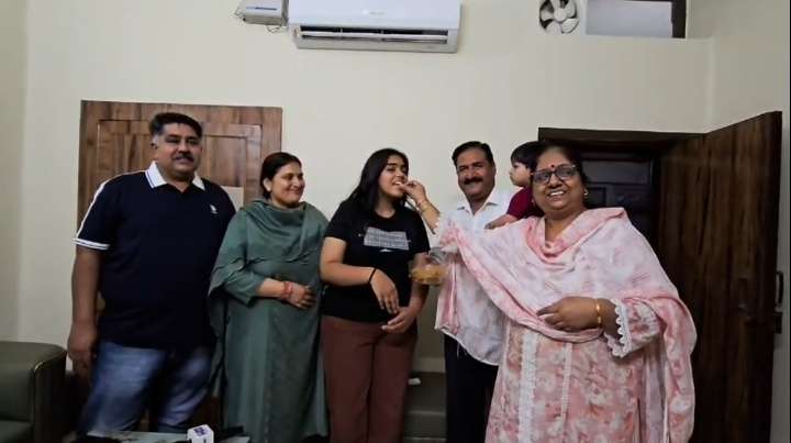 Summer Express - सोशल मीडिया से दूरी, मेहनत से हासिल की सफलता: सानवी मलिक ने 98.6% अंक लेकर बढ़ाया हरियाणा का मान