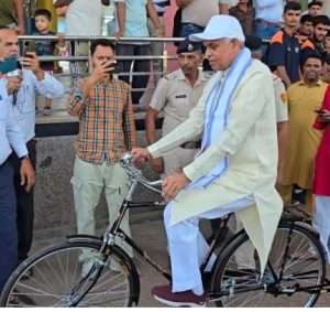 Summer Express - ट्रेन से कुरुक्षेत्र पहुंचे गुजरात के राज्यपाल, साइकिल चलाकर दिया पर्यावरण संरक्षण का संदेश