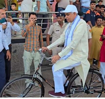 Summer Express - ट्रेन से कुरुक्षेत्र पहुंचे गुजरात के राज्यपाल, साइकिल चलाकर दिया पर्यावरण संरक्षण का संदेश
