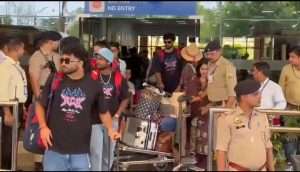 Summer Express - IPL मुकाबले से पहले धर्मशाला पहुंची RCB टीम, खिलाड़ियों की एक झलक पाने एयरपोर्ट पर उमड़े फैंस