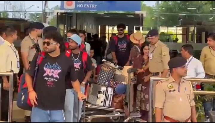 Summer Express - IPL मुकाबले से पहले धर्मशाला पहुंची RCB टीम, खिलाड़ियों की एक झलक पाने एयरपोर्ट पर उमड़े फैंस