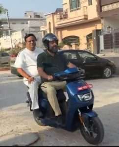 Summer Express - पेट्रोल-डीजल महंगाई के बीच इलेक्ट्रिक स्कूटर पर कार्यक्रम में पहुंचे असीम गोयल