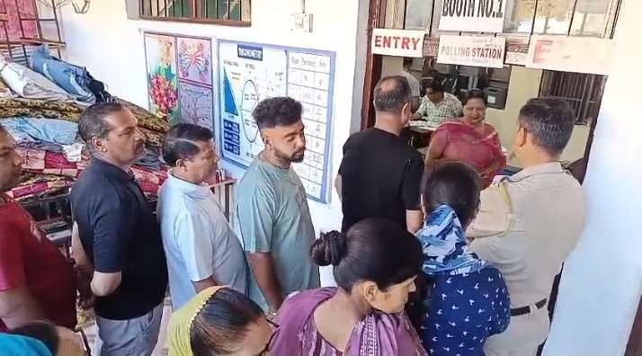 Summer Express - ऊना में नगर परिषद और नगर पंचायत चुनावों को लेकर मतदाताओं में उत्साह, सुबह से पोलिंग बूथों पर लंबी कतारें