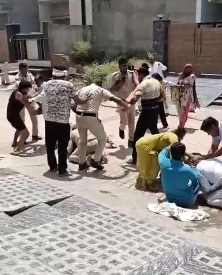 Summer Express - पति-पत्नी के विवाद ने लिया हिंसक रूप, पुलिस के सामने भिड़े दोनों पक्ष