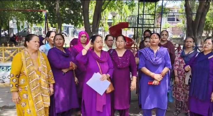 Summer Express - चुनावी ड्यूटी में खाना बनाने के आदेश का आंगनवाड़ी वर्कर्स ने किया विरोध