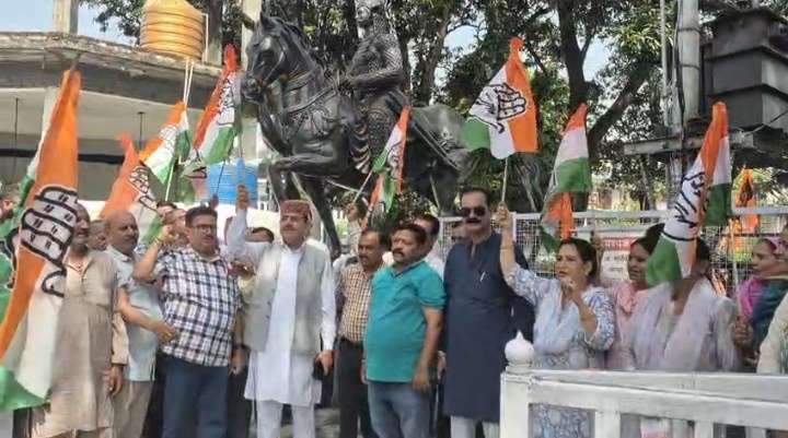 Summer Express - हमीरपुर में पेट्रोल-डीजल की बढ़ती कीमतों के विरोध में कांग्रेस का प्रदर्शन