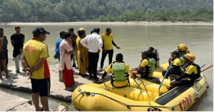Summer Express - ऋषिकेश में गंगा की तेज धारा में बहा किशोर, चश्मा निकालने उतरा था गहरे पानी में