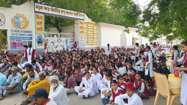 Summer Express - लड़कियों के स्कूल में लड़कों के दाखिले पर बवाल, छात्राओं संग धरने पर बैठे अभिभावक