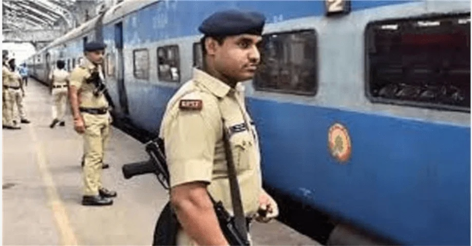 Summer Express - प्रयागराज रेलवे स्टेशन पर संदिग्ध यात्री पकड़ा गया, झोले से मोबाइल की घंटी बजते ही खुला चोरी का राज
