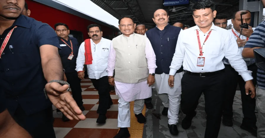 Summer Express - मुख्यमंत्री विष्णु देव साय रेल यात्रा से पहुंचे अंबिकापुर, स्टेशन पर हुआ आत्मीय स्वागत